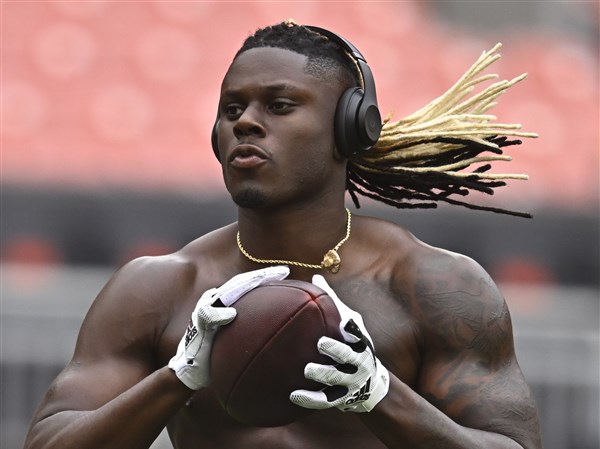 Browns tight end David Njoku burned on face, arm in home accident while  lighting fire pit