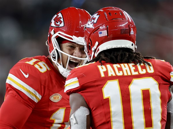 Patrick Mahomes, Chiefs withstand rally by Zach Wilson, Jets to win 23-20