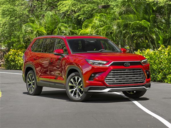 How does the new Honda Pilot stack up against the 2024 Toyota Grand Highlander?