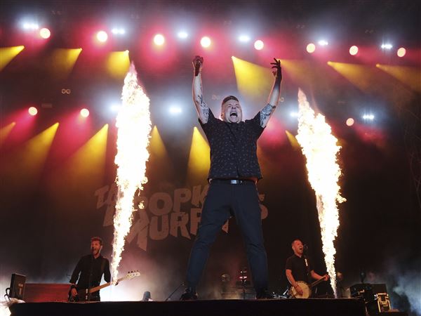 Dropkick Murphys perform national anthem 