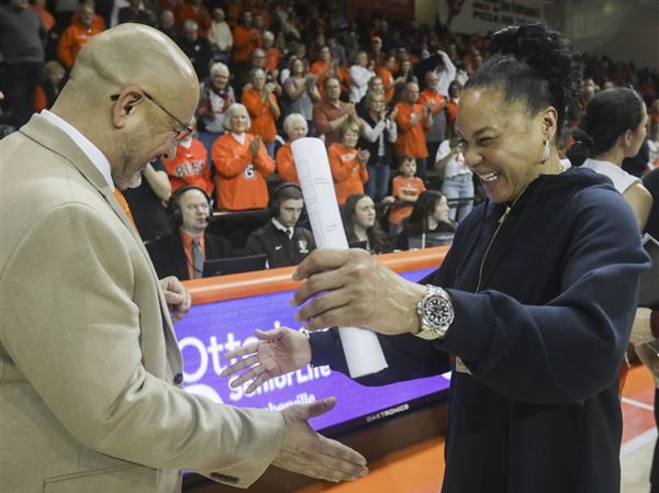Bowling Green's Chmiel, South Carolina's Staley reunite in front of record Stroh Center crowd