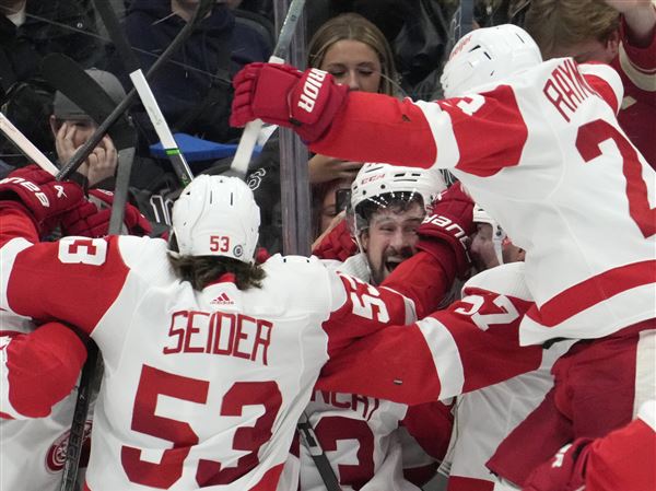 Larkin scores power-play goal in OT to give Red Wings win over Maple Leafs