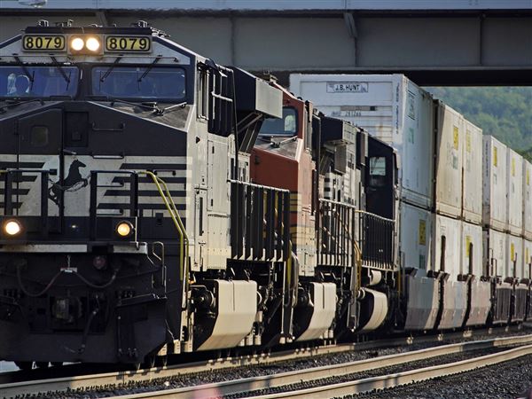 Norfolk Southern's earnings offer railroad chance to defend its strategy ahead of board vote