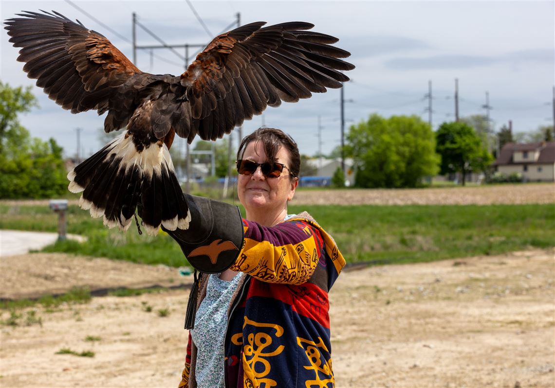 Class participants get close to birds of prey | The Blade