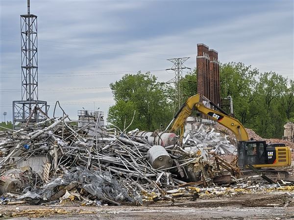 Former DuPont plant on Tremainsville Is being demolished
