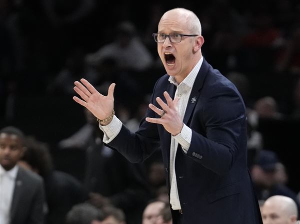 Dan Hurley turns down offer from Lakers, will stay at UConn