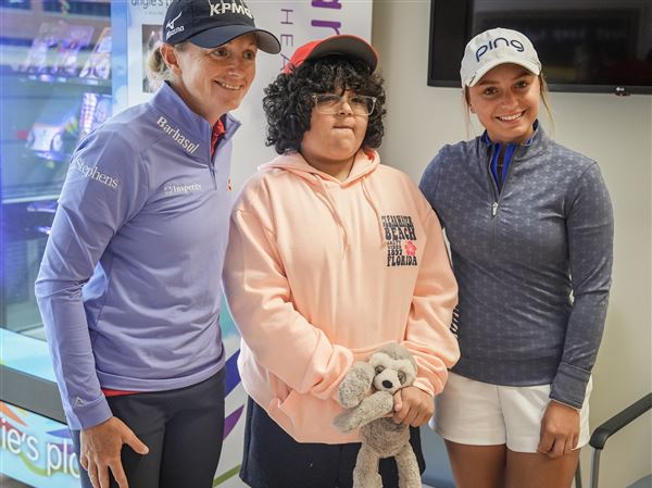 Pro golfer Stacy Lewis visits children’s hospitals