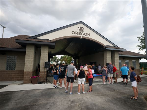 Beloved Oregon coach honored with dedication of new pavilion