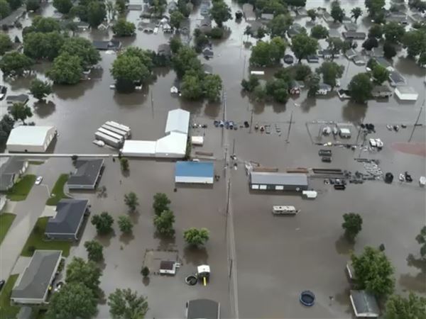 Helicopters rescue people in flooded Iowa town while excessive heat continues