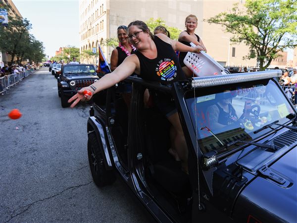 Parade pumps up Toledo Jeep Fest: Thousands cheer for crawls, candy, and ducks
